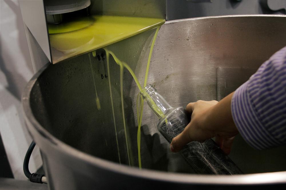 Llenanado una botella de aceite reciente hecho